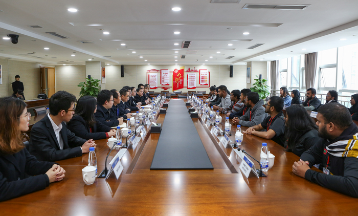 马尔代夫学生到公司参观交流 (2).jpg