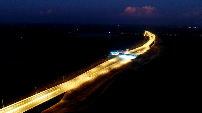 斯里兰卡南延线高速公路收费站路灯夜色景象.jpg