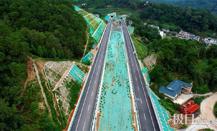 极目新闻：在汉央企“啃下硬骨头”，云南文麻高速公路全线试通车 2021.7 (1).jpg