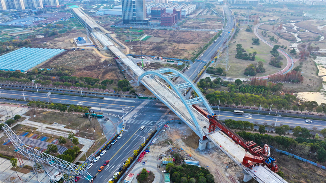 南昌扬子洲赣江公铁大桥箱梁架设全部完成 (2)