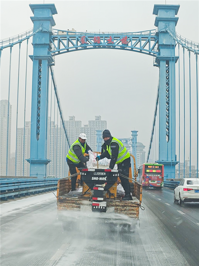 4二航科工 雪天保畅！1月19日，中交二航局守护凤雏大桥安全融雪剂上阵保障行车安全。 (2)_副本