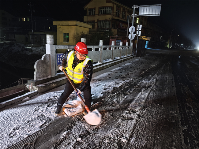 7长江国际 潜江234国道改扩建项目开展扫雪除冰保畅通行动11_副本