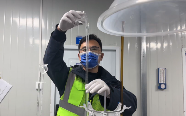 4.周新尧工作照