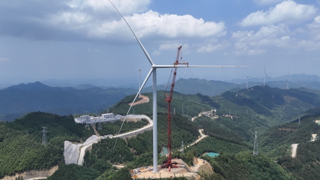 捷报！长江国际公司册亨风电场项目首台风机吊装圆满成功_副本