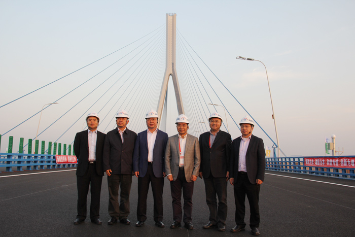 在大桥上合影.JPG
