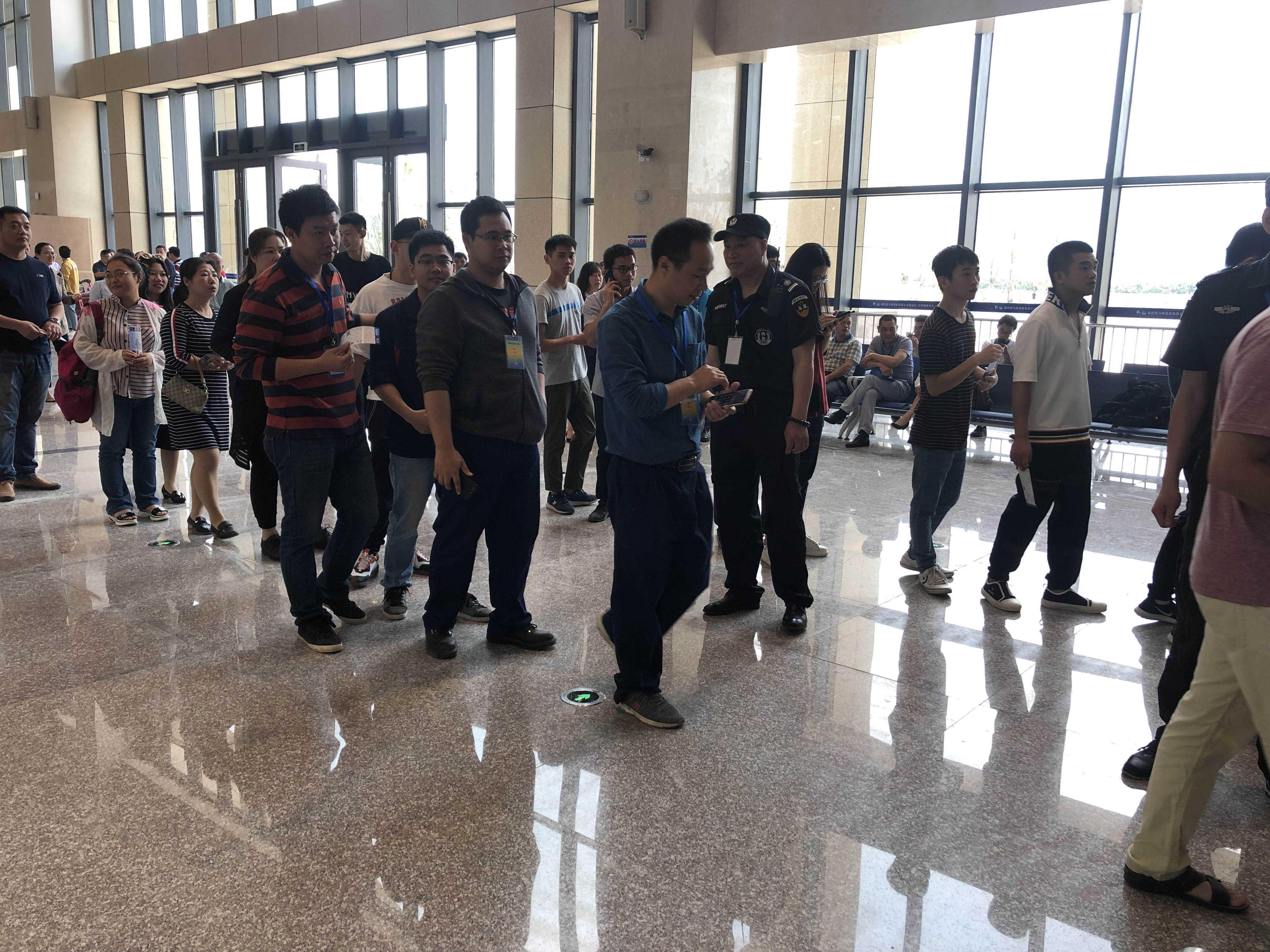 4-排队验票进入侯船大厅