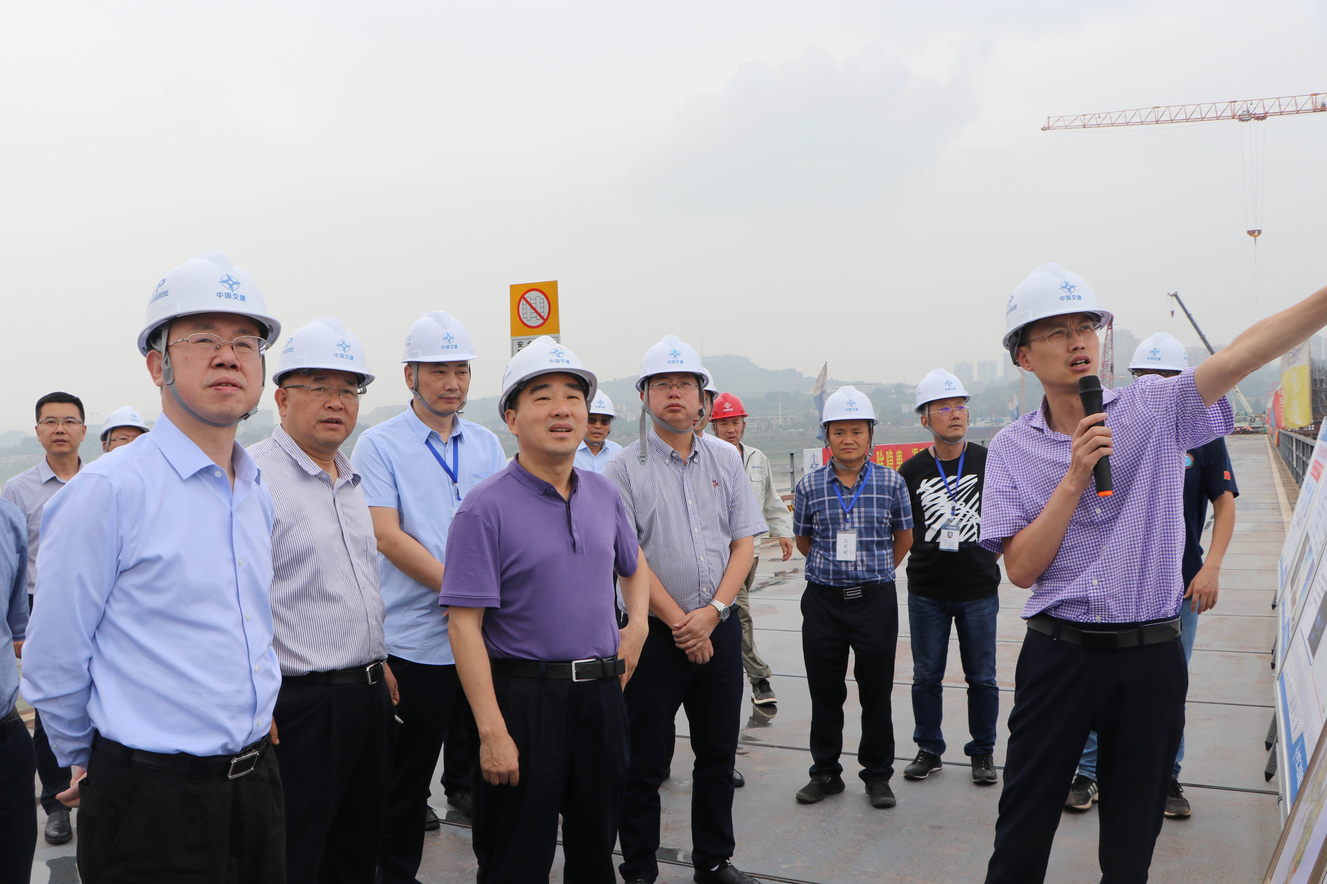重庆市巴南区区委书记一行到公司白居寺大桥项目调研1-1