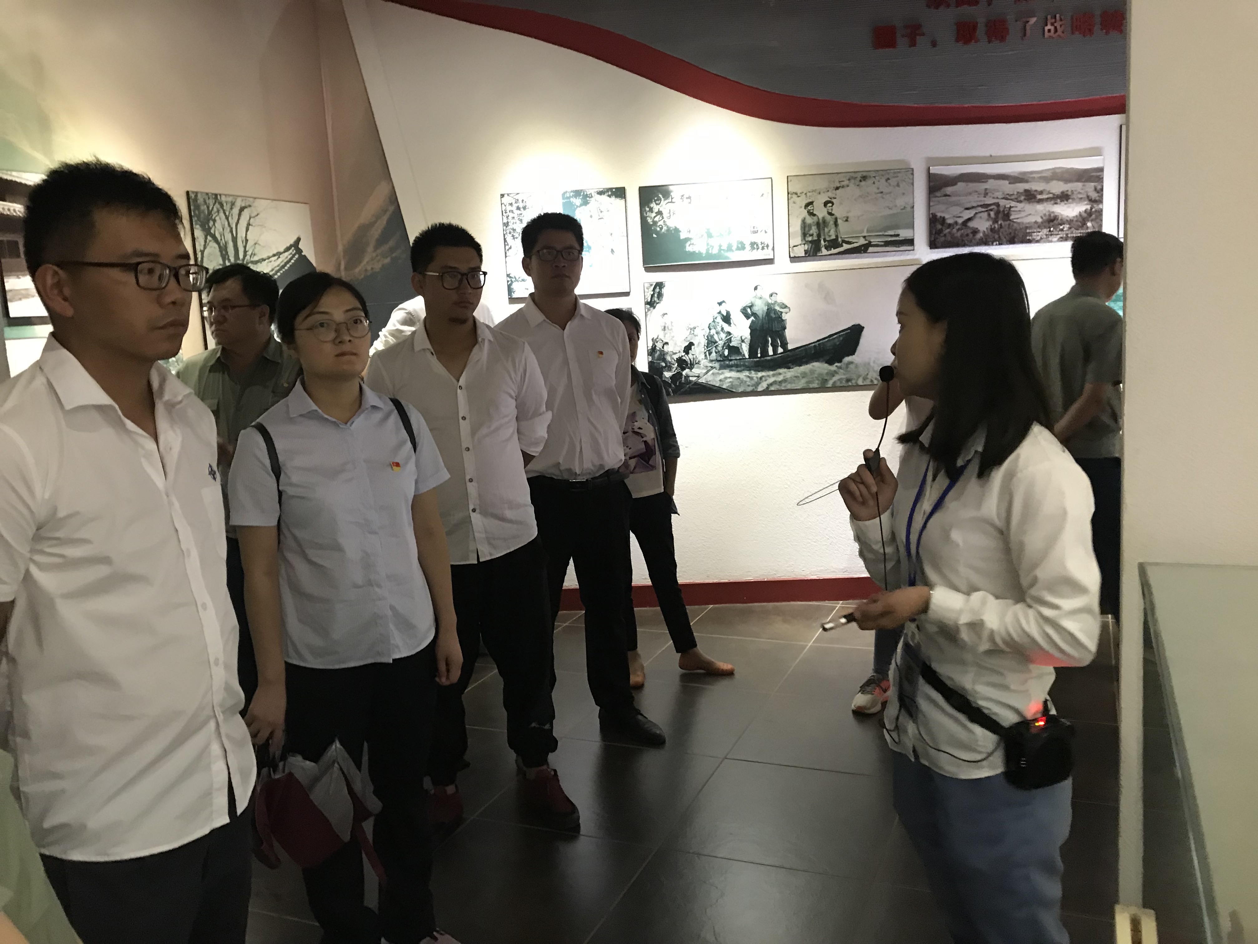 参观纪念馆2