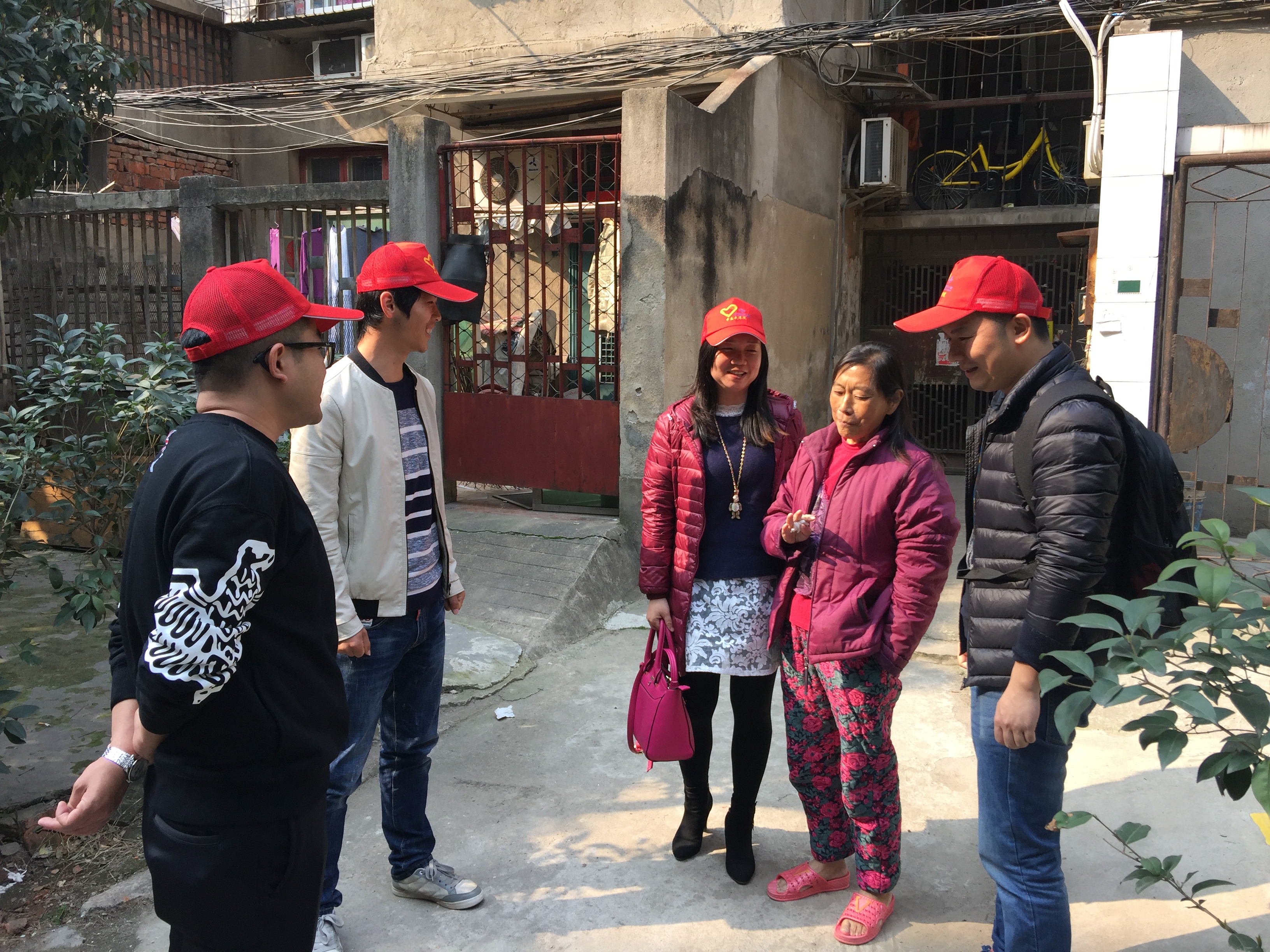 2 图为：武港院学雷锋志愿服务队员同帮扶对象交谈.JPG