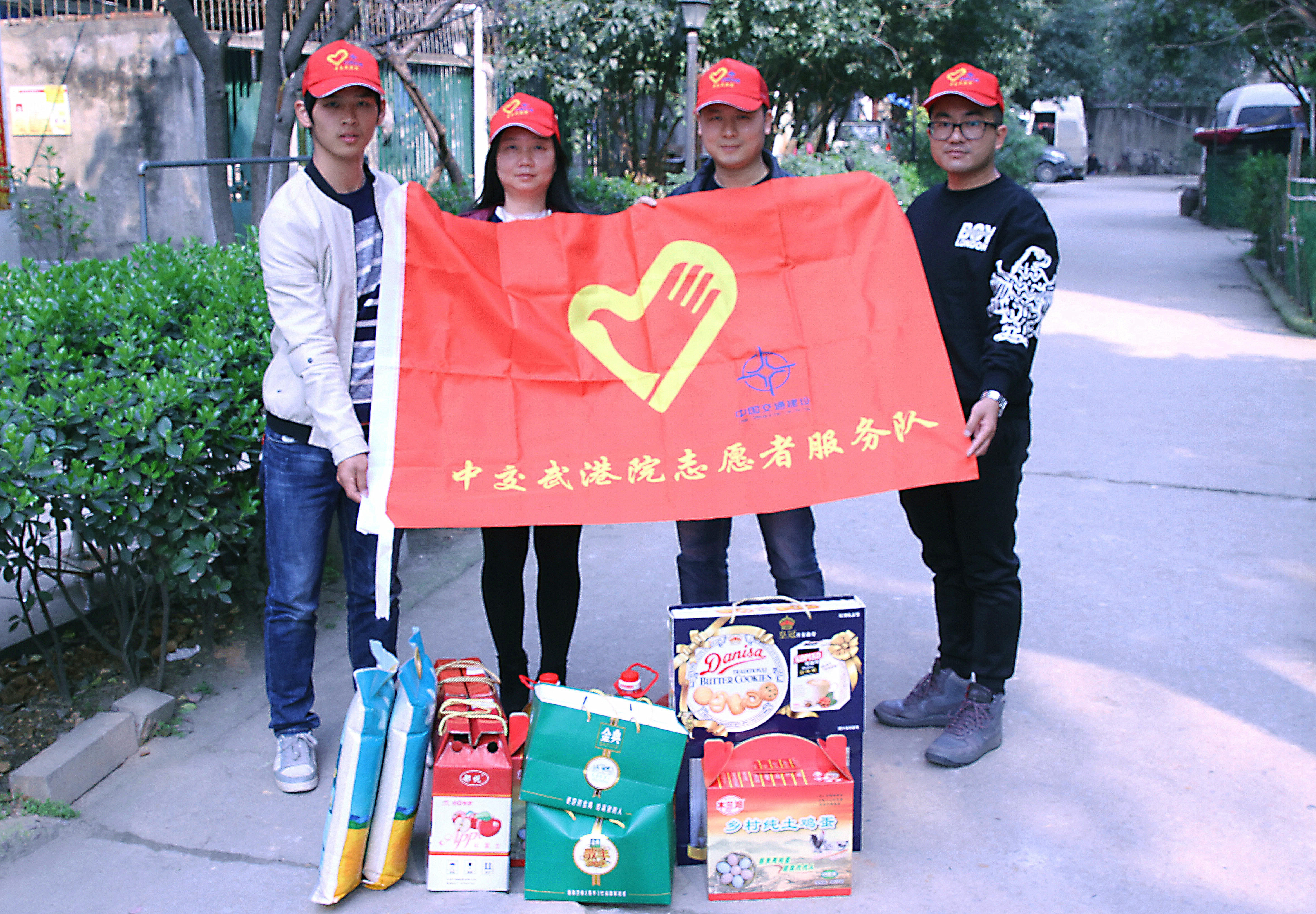 1 图为：武港院学雷锋志愿服务队深入困难职工家中开展志愿帮扶.jpg