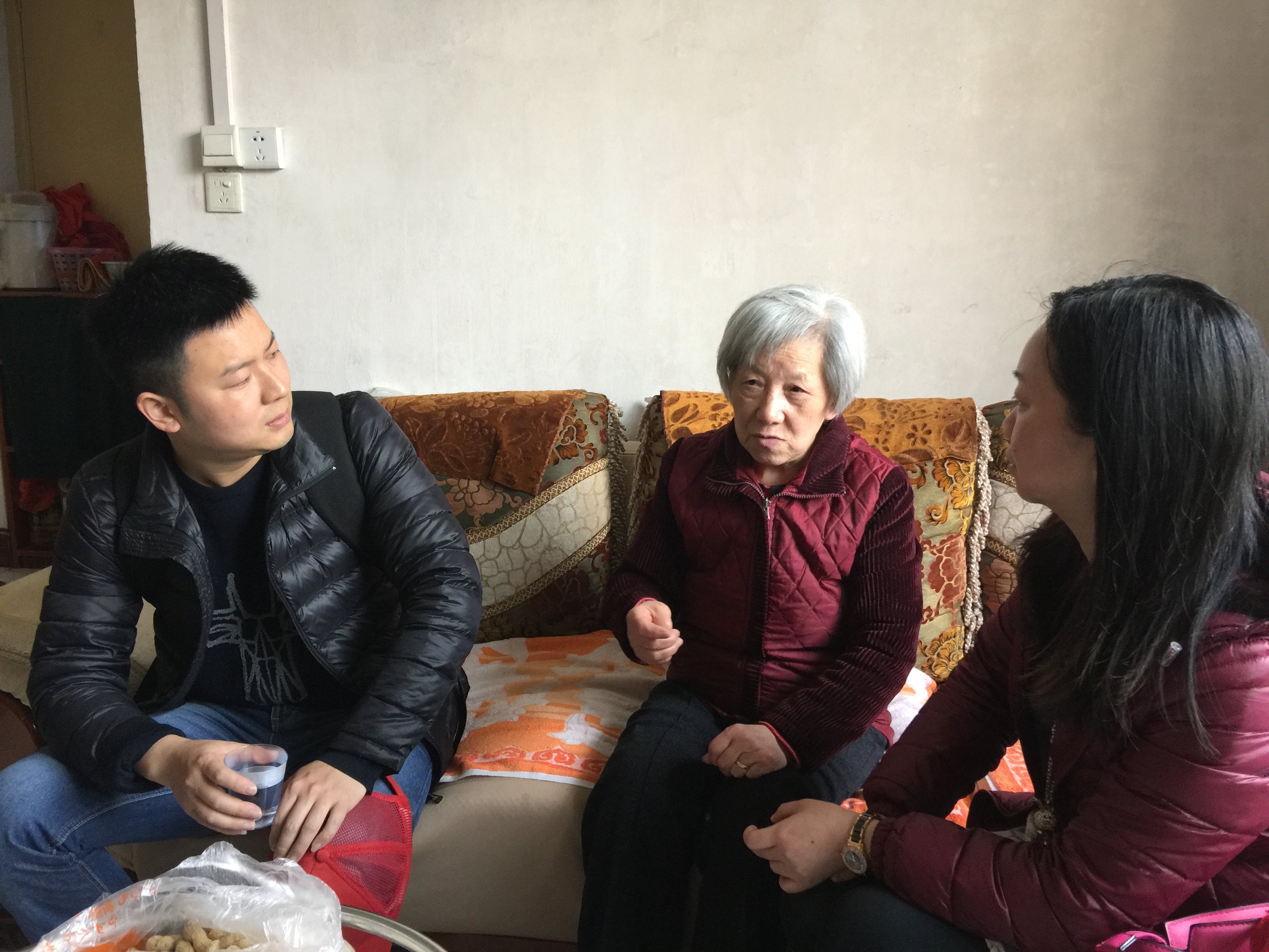 3 图为：武港院学雷锋志愿服务队员同困难职工交谈.JPG