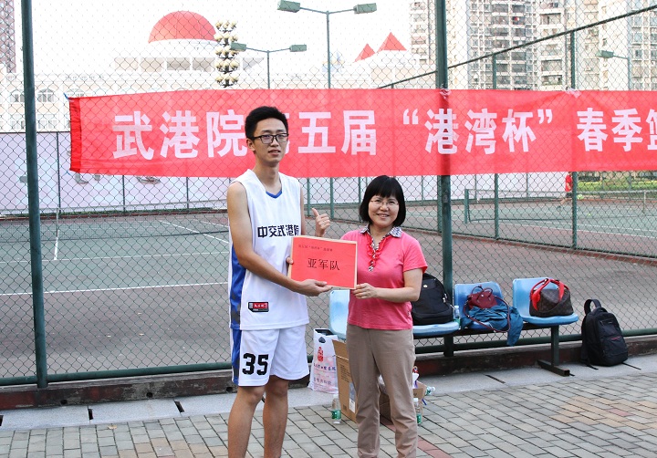 5、公司副总经理汪文霞为亚军队颁奖.jpg