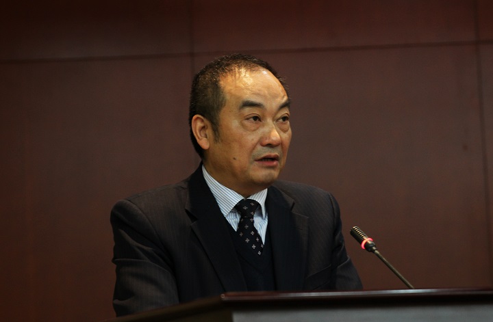 2 图为：王贤成作行政工作报告.jpg