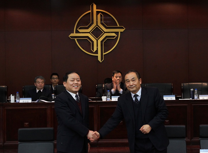 6 图为：签订&ldquo;1+3&rdquo;集体合同.jpg