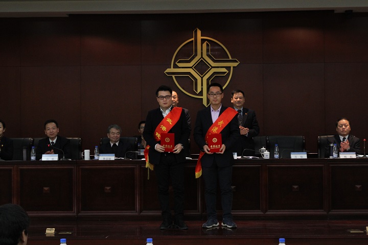 10 图为：表彰&ldquo;标兵&rdquo;.JPG