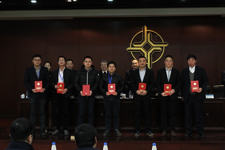 9 图为：表彰先进个人.jpg