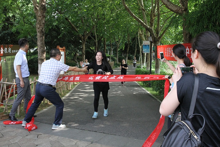 4、图为：&ldquo;环湖跑&rdquo;女子选手撞线瞬间.jpg